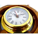 Zegar marynistyczny w kole sterowym