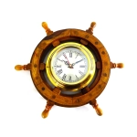 Zegar marynistyczny w kole sterowym
