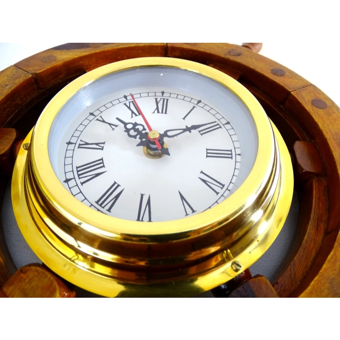 Zegar marynistyczny w kole sterowym