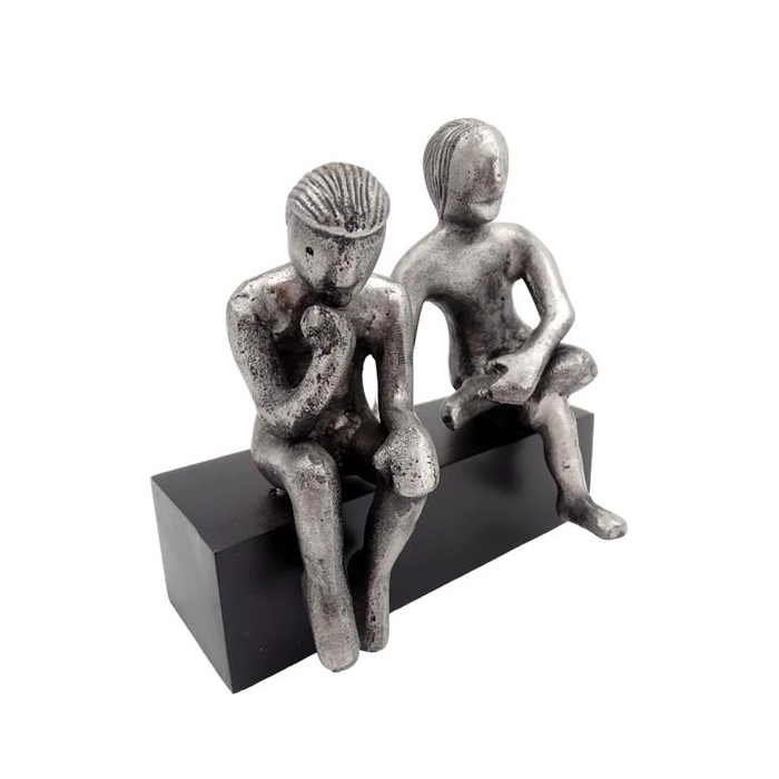 Dvojčata - dekorativní kovová figurka na dřevěném podstavci