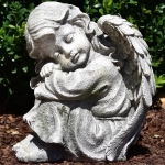 Figurka Ogrodowa Aniołek 24 cm – Symbol Spokoju w Twoim Ogrodzie