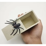 Drewniana Skrzyneczka z Pająkiem – Śmieszny Gadżet do Kawałów | Gadżety | Kemis.pl
