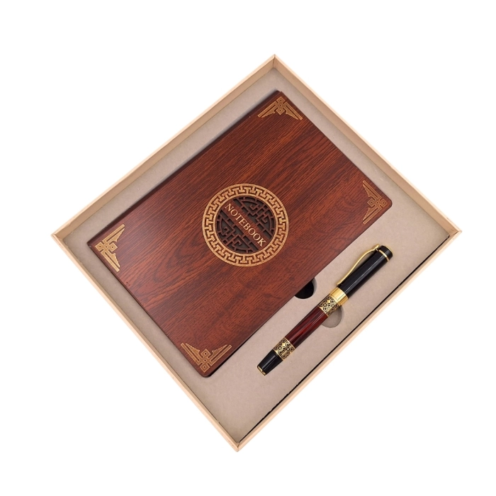 Zestaw prezentowy premium – drewniany notes A5 i elegancki długopis
