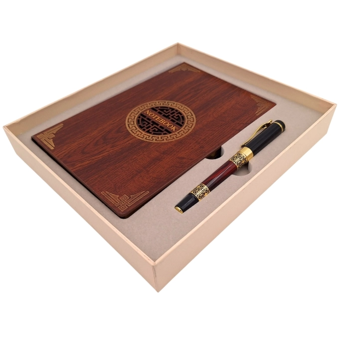 Zestaw prezentowy premium – drewniany notes A5 i elegancki długopis